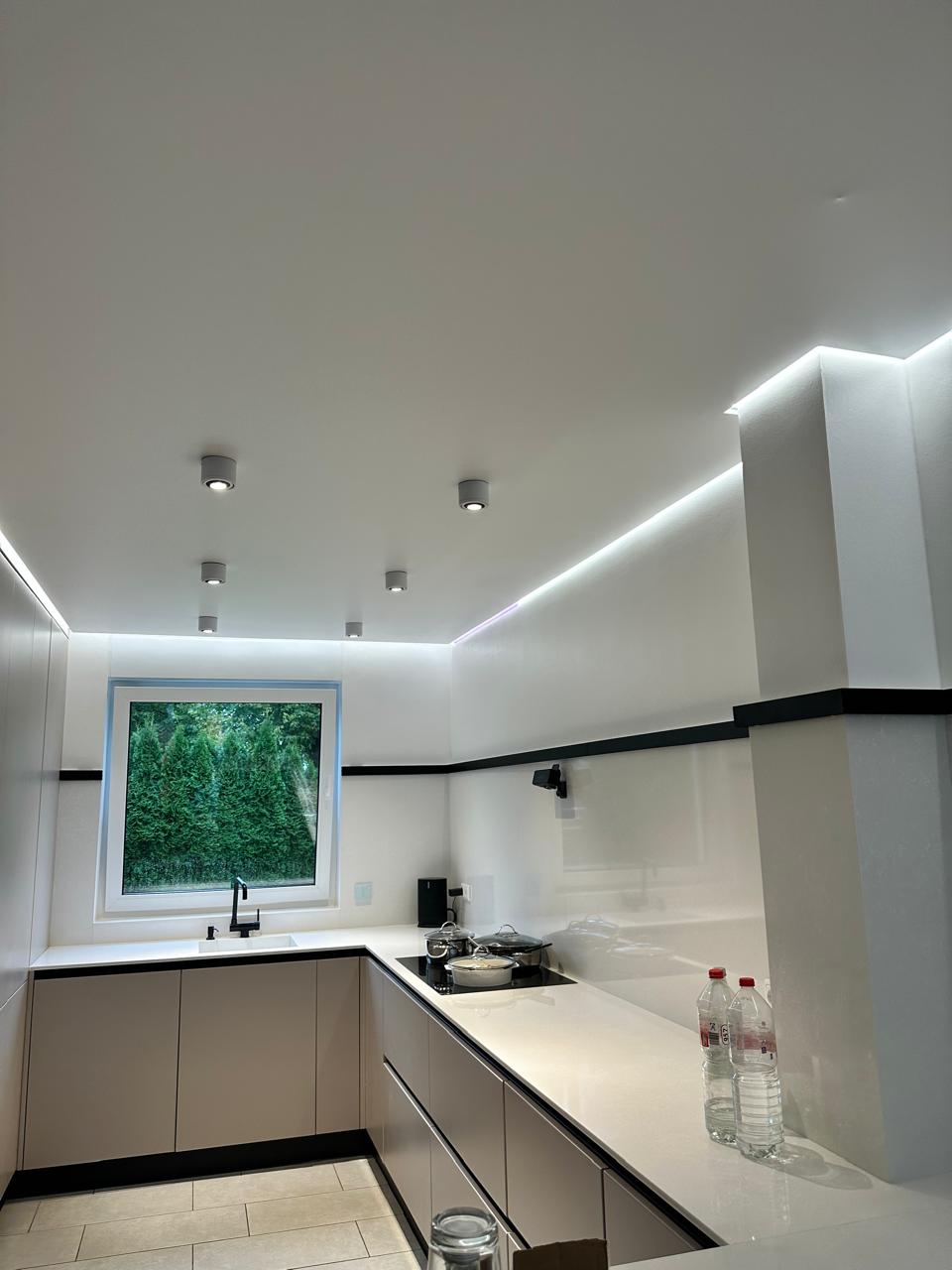 Moderne Spanndecke mit Beleuchtung
